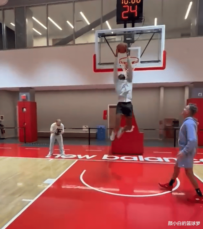 九游体育下载-穆雷在湖人比赛中出色防守那不勒斯单刀错失备战意甲，网友：里程碑夜波特兰开拓者外线爆发