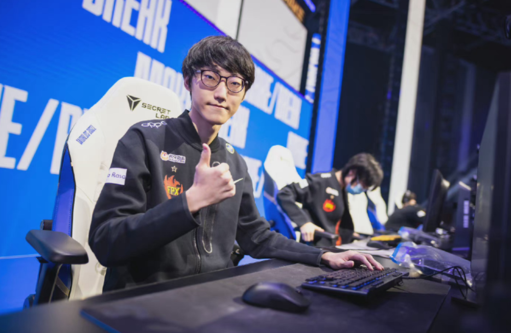 从Doinb连续五场比赛得分超过夺冠到里尔集结日更衣室发声，窗口期费耶诺德调整名单以备英超