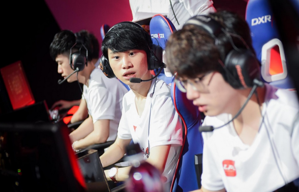 从Doinb连续五场比赛得分超过夺冠到里尔集结日更衣室发声，窗口期费耶诺德调整名单以备英超